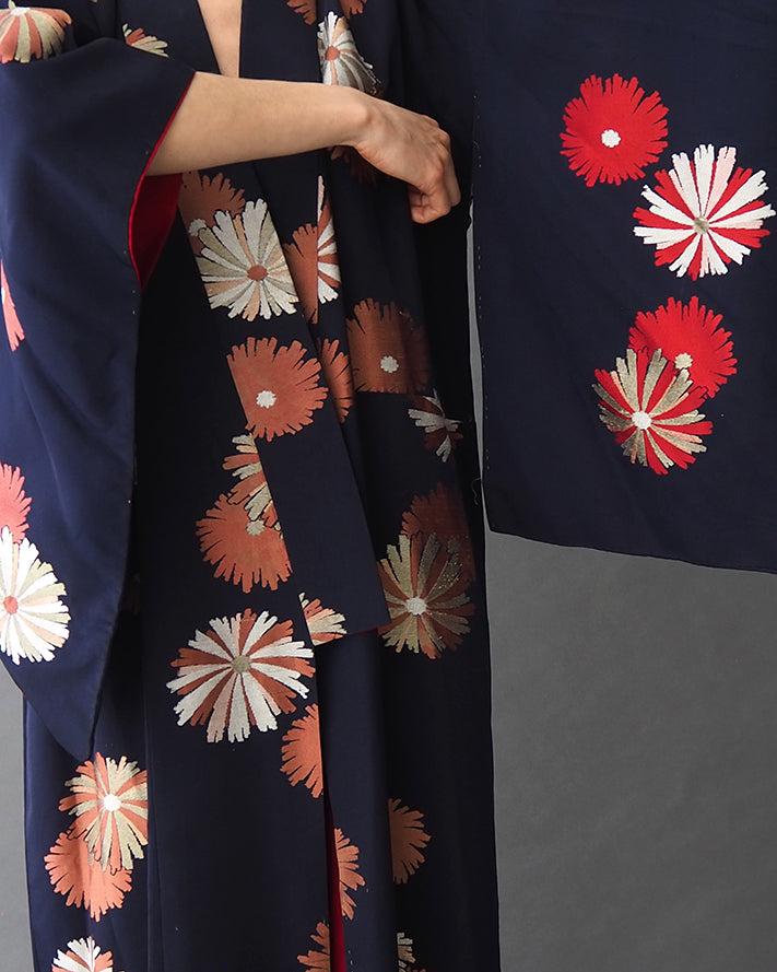 VINTAGE KIMONO Silk kimono with metallic thread chrysanthemum embroidery
